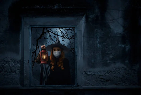 Halloween Čarodějnice Maskou Lékařské Tváře Držení Starověké Lampy Stojící Starém — Stock fotografie