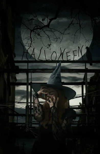 Ijesztő Halloween Boszorkány Áll Felett Sérült Öreg Híd Madár Halott — Stock Fotó