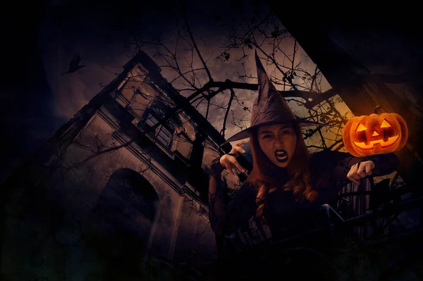 Halloween Čarodějnice Dýňovou Příšerou Hlava Stojící Nad Grunge Hrad Mrtvý — Stock fotografie