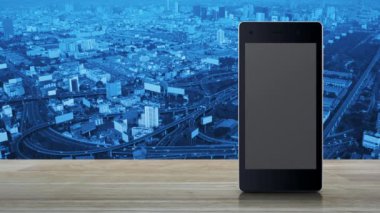 Modern akıllı cep telefonu ekranında ücretsiz dağıtım kamyonu simgesi şehir kulesi, sokak, gökdelen, iş ulaşımı online konsept üzerinde ahşap masa üzerinde