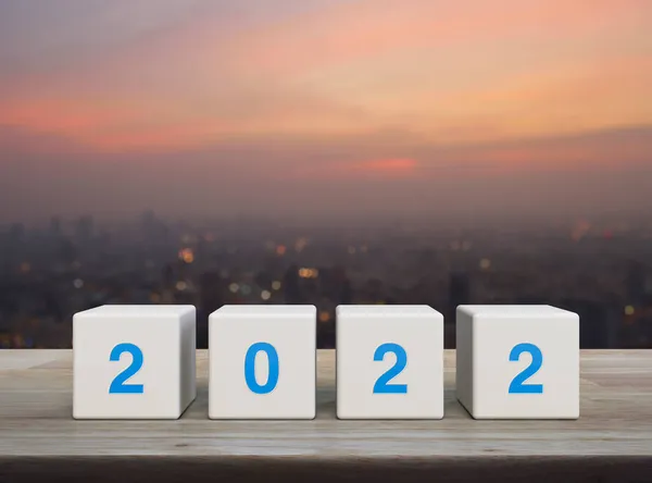 2022 Letter White Block Cubes Wooden Table Blur Cityscape Warm — Stock Photo, Image