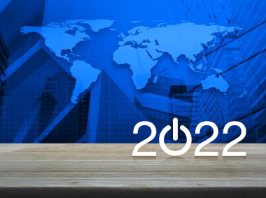 2022 dünya haritası, modern şehir kulesi ve gökdelen üzerinde ahşap masa üzerinde işletme ikonu kurma 2022 yılı kapak konsepti, NASA tarafından desteklenen bu görüntünün elementleri