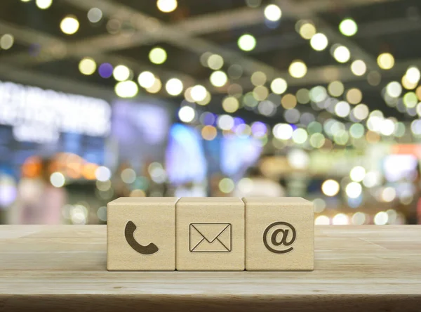 Telefon Post Mail Adresssymbol Auf Holzwürfeln Auf Holztisch Verschwimmen Licht — Stockfoto