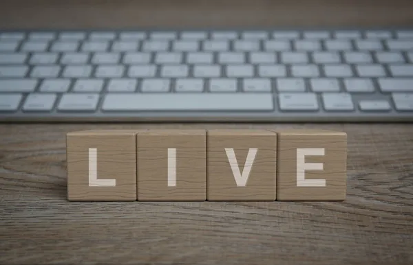 Surat Live Balok Kayu Batu Atas Meja Kayu Dengan Keyboard — Stok Foto