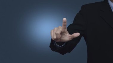 İş adamı, otobüsün düz simgesine mavi gradyan arkaplan, iş taşımacılığı hizmeti kavramının üzerine basıyor