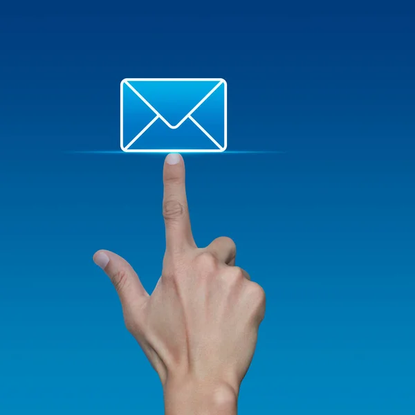 Πατώντας Χέρι Εικονίδιο Ηλεκτρονικού Ταχυδρομείου Επίπεδη Πάνω Από Γαλάζιο Φόντο — Φωτογραφία Αρχείου