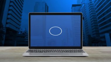 Modern dizüstü bilgisayar ekranına düz simge yükle ofis kulesi ve gökdelen, Teknoloji İnternet konsepti üzerine ahşap masa üzerine