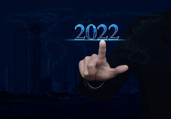 Geschäftsmann Drückt 2022 Text Über Weltkarte Modernen Stadtturm Und Wolkenkratzer — Stockfoto