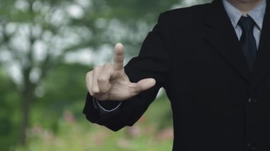 İş adamı parkta bulanık çiçek ve ağacın üzerine mikrofon resmi basıyor, iş iletişimi online konsepti