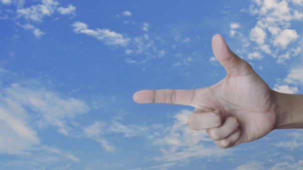ギフトボックスは 白い雲と青空の上に指の上に2022フラットアイコン ビジネスショッピングオンラインコンセプト — ストック動画