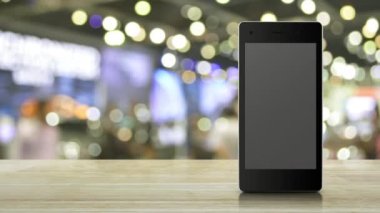 Hediye kutusu mutlu yeni yıl 2022 modern akıllı cep telefonu ekranındaki düz ikon bulanık ışık ve alışveriş merkezinin gölgesi üzerinde ahşap masa, iş yeni yılı mutlu yıllar 2022 çevrimiçi dükkan kavramı