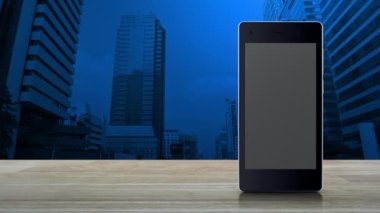 Modern akıllı cep telefonu ekranında, ofis kulesi ve gökdelenin üstündeki ahşap masada, ingiliz anahtarı düz simgesi olan servis tamir arabası, iş onarım otomobili çevrimiçi konsepti