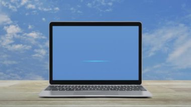 Düz simgeyi modern dizüstü bilgisayar ekranına, mavi gökyüzü üzerinde beyaz bulutlu ahşap masaya, teknoloji internet kavramına indir