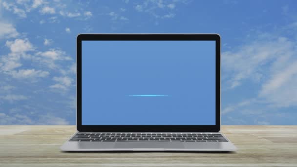 현대의 노트북 컴퓨터 화면에 아이콘을 파란색 나무로 화이트 클라우드 인터넷 — 비디오