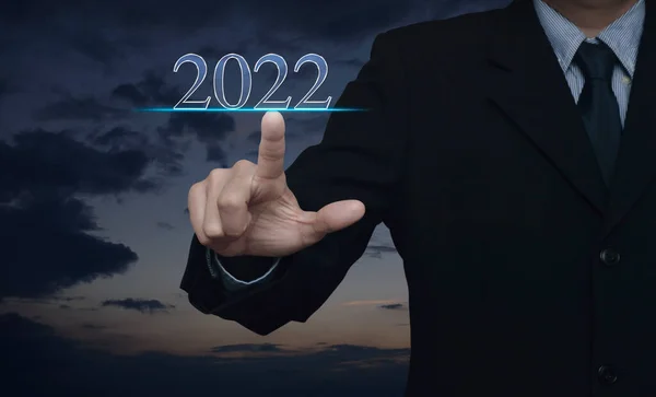 商人在夕阳的天空下按下2022年的文字 快乐的新年日历封面概念 — 图库照片