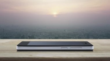 Hediye kutusu mutlu yeni yıl 2022 düz simgesi modern akıllı cep telefonu ekranında ahşap masa üzerinde ve günbatımında gökdelen, klasik tarzda, iş yeni yılı 2022 çevrimiçi dükkan konsepti