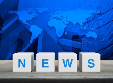 Beyaz blok küpleri üzerine NEWS harfi dünya haritası üzerinde ahşap masa üzerinde, modern ofis kulesi ve gökdelen, iş iletişimi konsepti, NASA tarafından desteklenen bu görüntünün elementleri