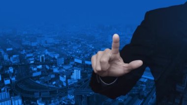 2022 'ye basan iş adamı modern ofis kulesi, sokak ve otoyol üzerinde iş hayatına yeni bir imaj kazandırıyor.