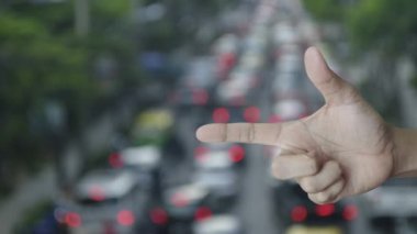 Şehir içi otomobiller, iş yeri sigortası ve güvenlik kavramlarıyla dolu yoğun saatlerde rozet üzerine resim basılmış ev.