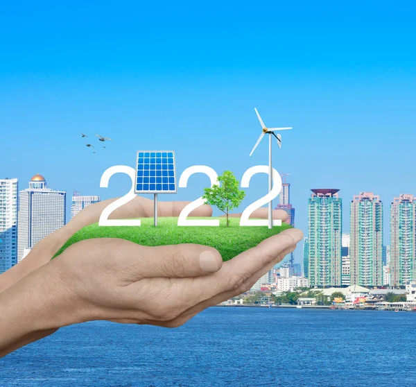 2022 Biały Tekst Ogniwem Słonecznym Turbiną Wiatrową Rosnącym Drzewem Zielonym — Zdjęcie stockowe