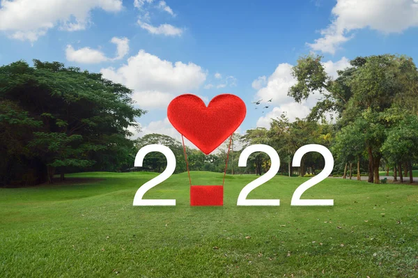 Balão Vermelho Amor Coração Tecido Com 2022 Texto Branco Grama — Fotografia de Stock