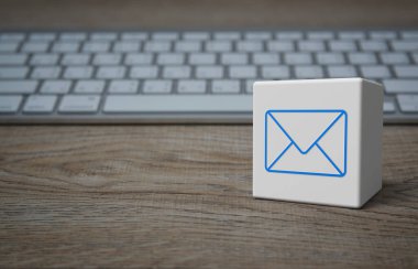 E- posta düz simgesi beyaz blok küp üzerinde modern bilgisayar klavyesi ahşap masa üzerinde, İş bizimle çevrimiçi konsept temas
