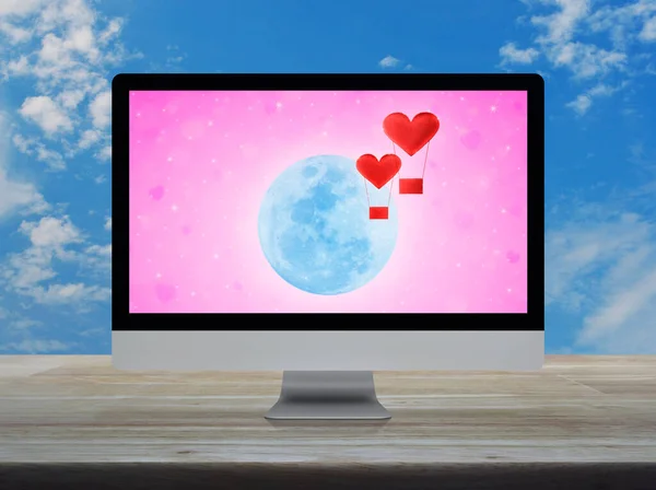 Czerwony Tkanina Serce Miłość Balon Latać Nad Księżycem Różowy Miłość — Zdjęcie stockowe
