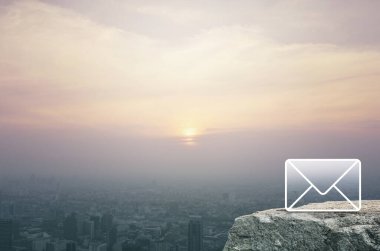 Günbatımında şehir manzarasının havadan görünüşü, klasik stil, iş dünyası müşteri hizmetleri ve çevrimiçi konsepti üzerinden Rock Mountain 'ın posta düz simgesi