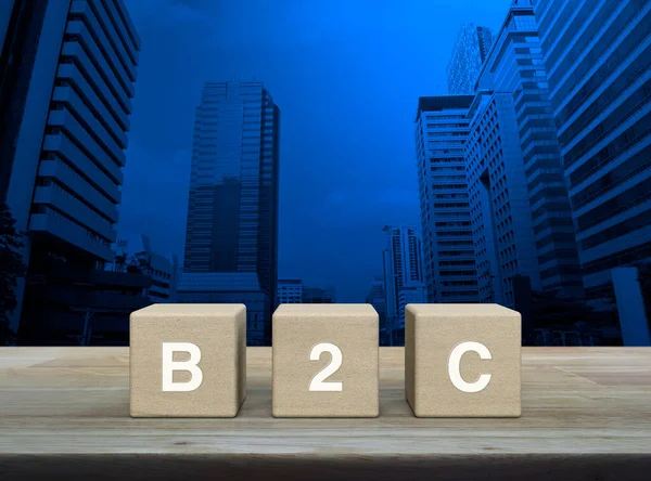 B2C Mozaikszó Blokk Kockák Asztal Felett Modern Irodaház Felhőkarcoló Üzleti — Stock Fotó