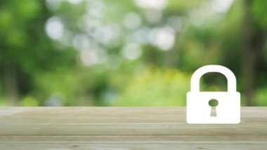 Parktaki bulanık yeşil ağacın üzerindeki ahşap masada asma kilit simgesi, Teknoloji İnternet güvenliği ve güvenlik online konsepti