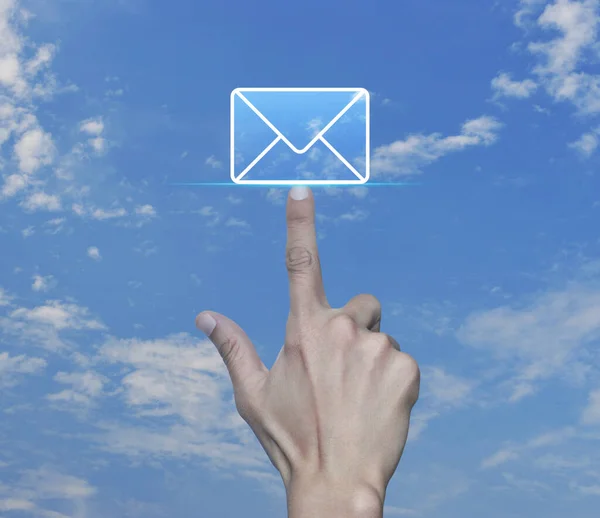 Mão Pressionando Ícone Mail Plana Sobre Céu Azul Com Nuvens — Fotografia de Stock
