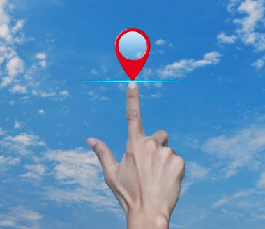 El ile harita nokta konumlandırma düğmesi üzerinde beyaz bulutlu mavi gökyüzü üzerinde, harita işaretleyici navigasyon kavramı