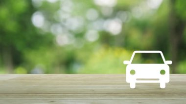 Otomobil yassı simgesi, ahşap masa üzerinde, parkta bulanık yeşil ağaç üzerinde, iş taşımacılığı hizmeti konsepti