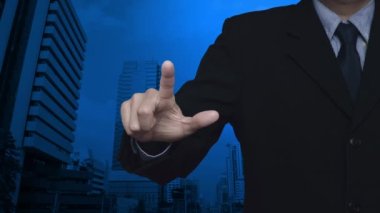 İş adamı, modern ofis kulesi ve gökdelen, Teknoloji İnternet konsepti üzerine belgeye düz simge basıyor