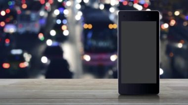 Modern akıllı cep telefonu ekranındaki asma kilit simgesi ahşap masa üzerindeki bulanık gece lambası trafik sıkışıklığı caddesi üzerinde arabalar, teknoloji internet güvenliği ve güvenlik online konsepti