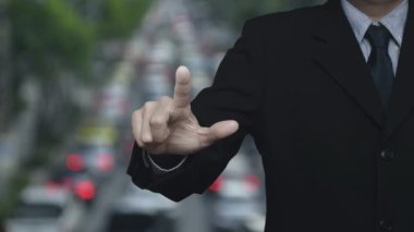İş adamı, şehirde otomobiller, iş dünyası müşteri hizmetleri ve destek kavramlarıyla yoğun saatlerde bilgi simgesine basıyor.