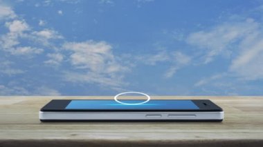 Modern akıllı cep telefonu ekranında, mavi gökyüzü üzerinde beyaz bulutlu ahşap masada, ingiliz anahtarı düz simgesi olan servis onarımı araba servisi çevrimiçi konsept konsepti