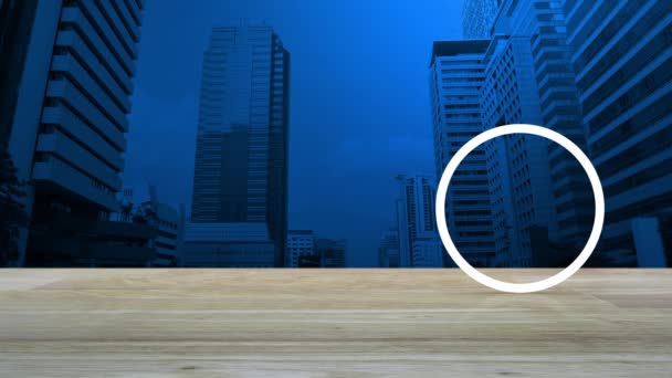 Cctvカメラフラットアイコン木製テーブルの上近代的なオフィス街の塔と超高層ビル ビジネスセキュリティと安全オンラインコンセプト — ストック動画