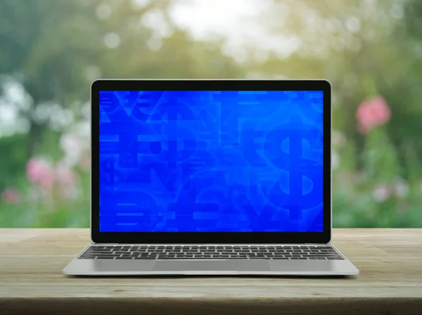 Symbol Waluty Finansowej Nowoczesnym Laptopie Ekran Komputera Drewnianym Stole Nad — Zdjęcie stockowe