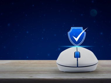 Tahta masadaki kablosuz bilgisayar faresi ile güvenlik kalkanı hayali gece gökyüzü ve ay, Teknoloji İnternet siber güvenliği ve anti virüs online konsepti