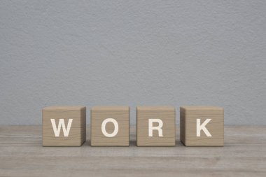 Tahta blokların küpleri üzerine çalışma mektubu beyaz duvar arkaplanı üzerine ahşap masa, iş ekibi iletişim konsepti