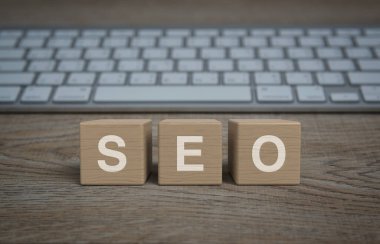 Tahta blok küplerdeki SEO kısaltması bilgisayar klavyesi, dijital çevrimiçi pazarlama, Teknoloji arama motoru optimizasyon konsepti