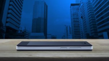 Ofis kulesi ve gökdelen üzerinde ahşap masa üzerinde modern akıllı cep telefonu ekranı üzerine doküman düz simge, Teknoloji İnternet çevrimiçi kavramı