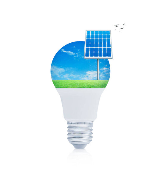 Солнечные батареи на зеленой траве над голубым небом со свинцовой лампочкой на белом фоне, экология экономит энергию и энергию концепции
