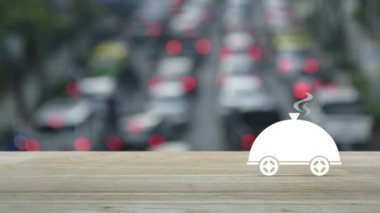 Restoran saat simgesi ahşap masa üzerinde kalabalık saatte arabalar ve yol, iş yemeği çevrimiçi konsept