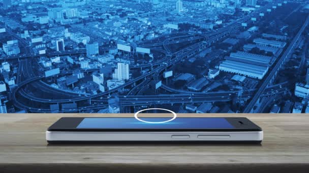 在城市塔 高速公路和摩天大楼的木制桌子上的现代智能手机显示屏上安装有扳手工具平面图标的维修车 — 图库视频影像