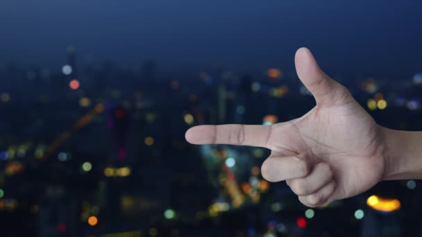 レストランクロッシュフラットアイコン上の指の上にぼかしカラフルな夜の光現代都市の塔と超高層ビル ビジネスフードデリバリーオンラインコンセプト — ストック動画