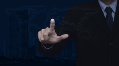 İş adamı, dünya haritası üzerinde Mark Düz ikonu, modern şehir kulesi ve gökdelen, Teknoloji İnternet siber güvenliği ve çevrimiçi virüs önleme konsepti ile güvenlik kalkanına basıyor. NASA tarafından desteklenen bu görüntünün elementleri