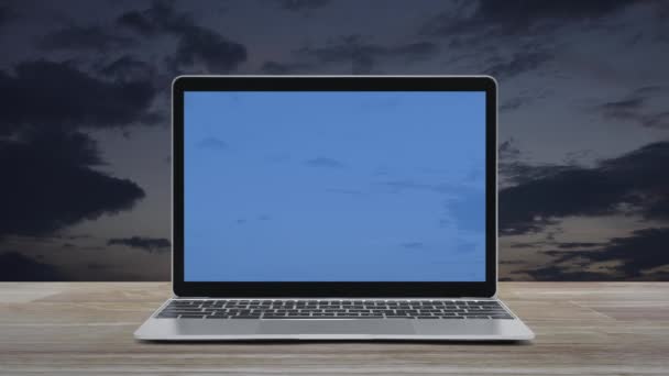 Modern Dizüstü Bilgisayardaki Yassı Simge Günbatımı Gökyüzü Üzerindeki Ahşap Masadaki — Stok video