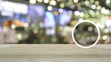 Kapalı devre kamera yassı simgesi ahşap masa üzerinde bulanık ışık ve alışveriş merkezinin gölgesi, iş güvenliği ve güvenlik online konsepti